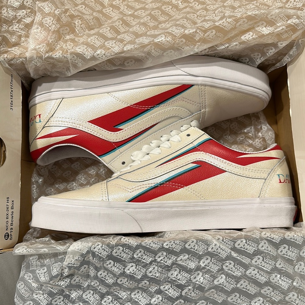 Vans × David Bowie Aladdin Sane Pearl
Leather Old Skool Sneakers